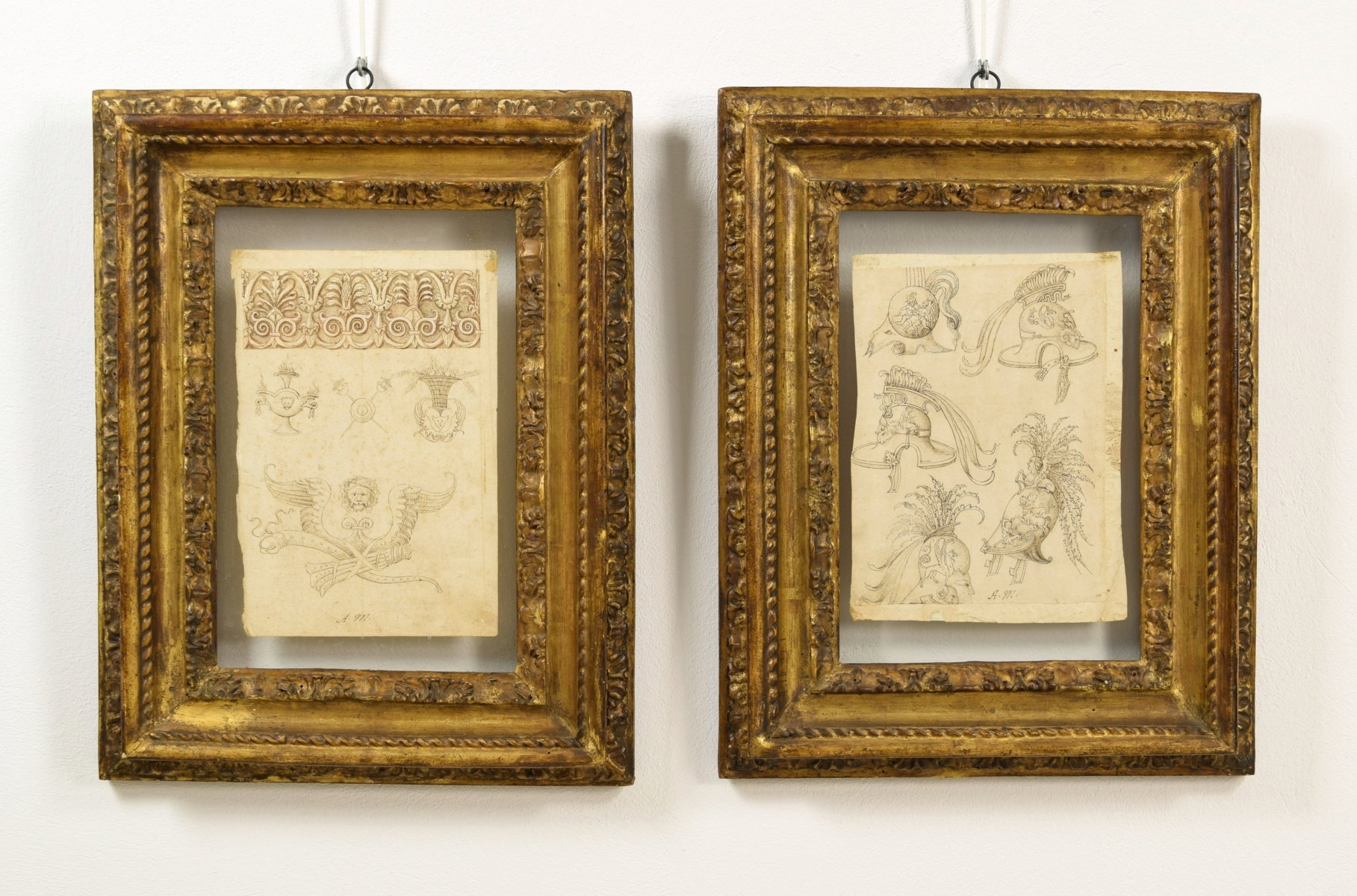Paar Tuschzeichnungen auf Papier mit Studien zu Grotesken, Friesen und Helmen. Maler aus Mittelitalien aus dem 17. Jahrhundert